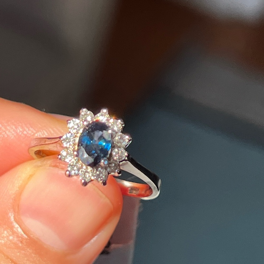 14k gold Natural Blue Sapphire ring surrounded with diamonds - Picture 3 of 5